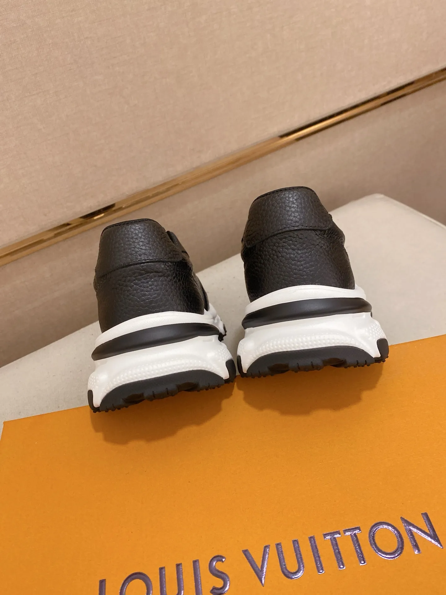 Men's shoes💰 442💰louis vuitton (Louis Vuitton/lv)🔍🔍The new counters are on sale at the same time. The uppers are imported from Italy. ⃣️Re-engraved🇮🇹💪💪, ⚠Sole: The original sole is specially provided by the original factory, the exclusive movable molded sole is super comfortable, ⚠Original and single goods 🔍high quality, you can enter and leave the counter at will, welcome to compare⚠. Code number: 38-44 (45/customized, non-refundable)